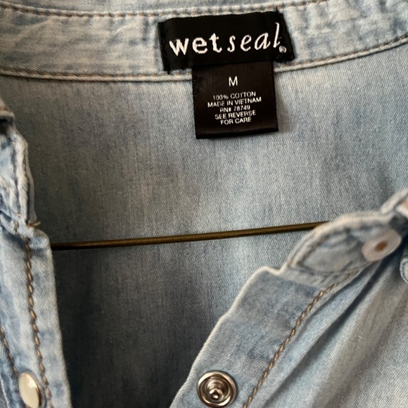 Wet Seal Light denim button down shirt cute med chambray pearl buttons - Picture 5 of 5